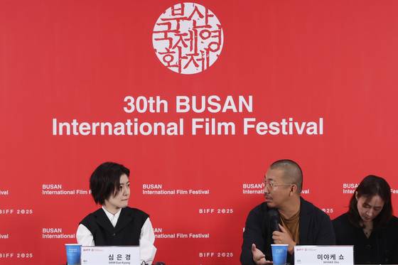 심은경(왼쪽)과 미야케 쇼. 둘은 2022년 미야케 감독의 영화 ‘너의 눈을 들여다보면’ 관객과의 대화(GV) 행사로 처음 만났다. 당시 이 작품을 인상 깊게 본 심은경 배우는 더 많은 한국 관객과 감상을 나누고 싶었고, 먼저 미야케 감독과의 대담을 신청했다. 연합뉴스