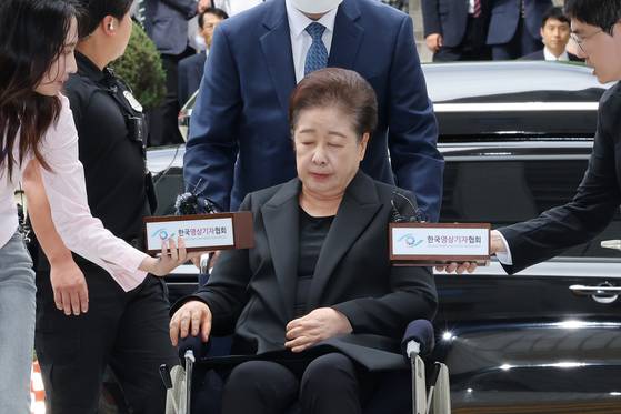 윤석열 정권과 통일교가 연관된 '정교유착 국정농단' 의혹을 받는 한학자 통일교 총재가 22일 서울중앙지법에서 구속 전 피의자 심문(영장실질심사)을 받기 위해 출석하고 있다. 연합뉴스