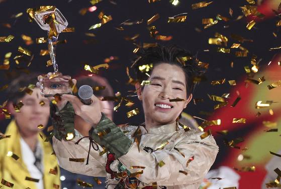 21일(현지시간) 러시아 모스크바에서 열린 인터비전 2025에서 우승한 베트남 대표로 출전한 가수 죽 푹이가 트로피를 들고 있다. EPA=연합뉴스