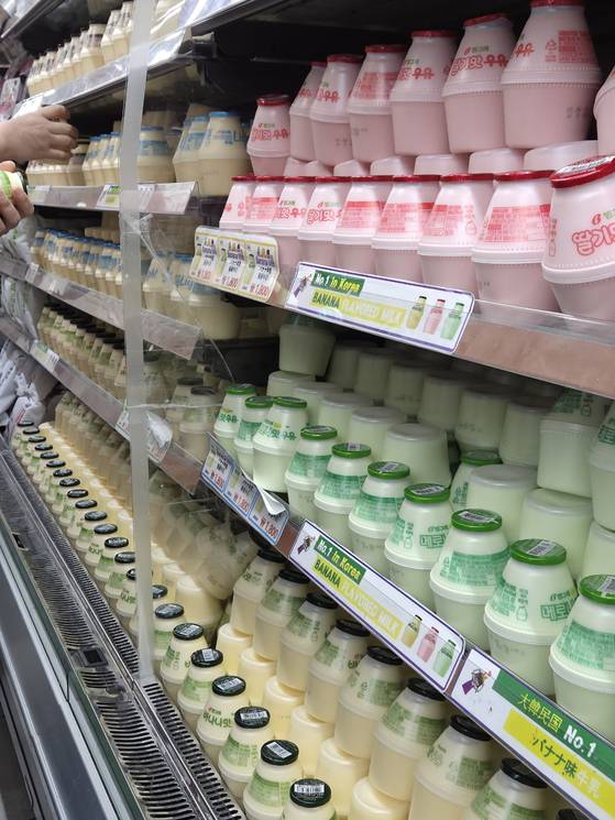 22일 CU 인천국제공항5호점 진열대 5개층을 가득 채운 바나나맛우유 등 빙그레의 일명 '단지 우유'. 사진 CU