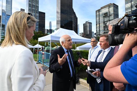 리야드 만수르 주유엔 팔레스타인 대사가 21일(현지시간) 미국 뉴욕 유엔본부 앞에서 취재진에 발언하고 있다. EPA=연합뉴스