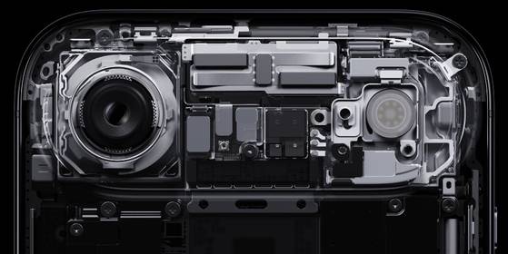 애플 아이폰 에어 뒷면 상단 '플래토 영역'의 내부. 사진 애플