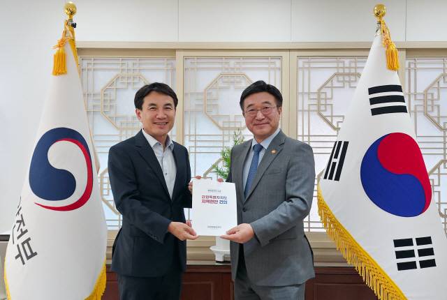 ▲ 김진태 강원도지사는 19일 정부서울청사에서 윤호중 행정안전부 장관을 만나 △강원특별법 3차 개정안 국회 조속 통과 △가뭄 지역 특별교부세 지원 △자치경찰 이원화 시범 운영 지역 선정 △화력발전에 대한 지역자원시설세 탄력세율 도입 등 4가지 현안에 관해 적극적인 관심을 요청했다.  강원도 제공