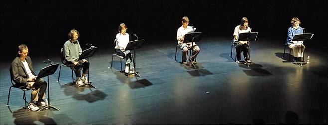 ‘김혜순, 시하다-신작 시집 낭독회’에 참여한 시인들. 김혜순(오른쪽부터), 유선혜, 안태운, 신해욱, 황유원, 김상혁 시인.  한국문화예술위원회 제공