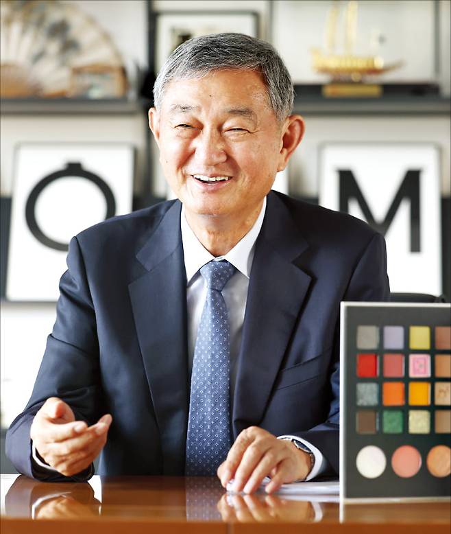 이경수 코스맥스 회장이 경기 성남시 판교 본사 집무실에서 33년간의 사업 인생과 앞으로의 계획에 관해 이야기하고 있다.  이솔 기자