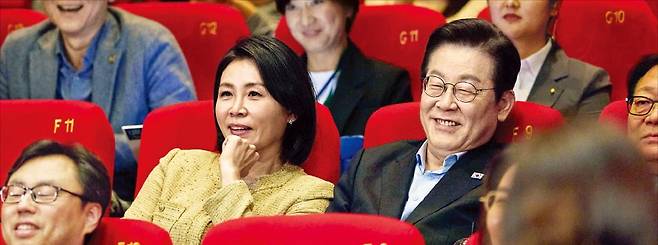 < 부산국제영화제 찾은 李부부 > 이재명 대통령과 김혜경 여사가 지난 20일 부산국제영화제가 열린 부산 해운대구 영화의전당 상영관에서 공식 상영작인 ‘극장의 시간들’을 관람하고 있다. 대통령실 제공