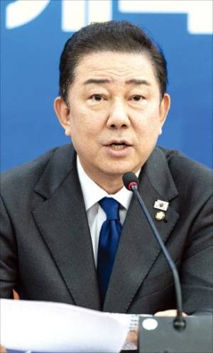 김병기 더불어민주당 원내대표가 21일 취임 100일 기자간담회에서 발언하고 있다. 뉴스1