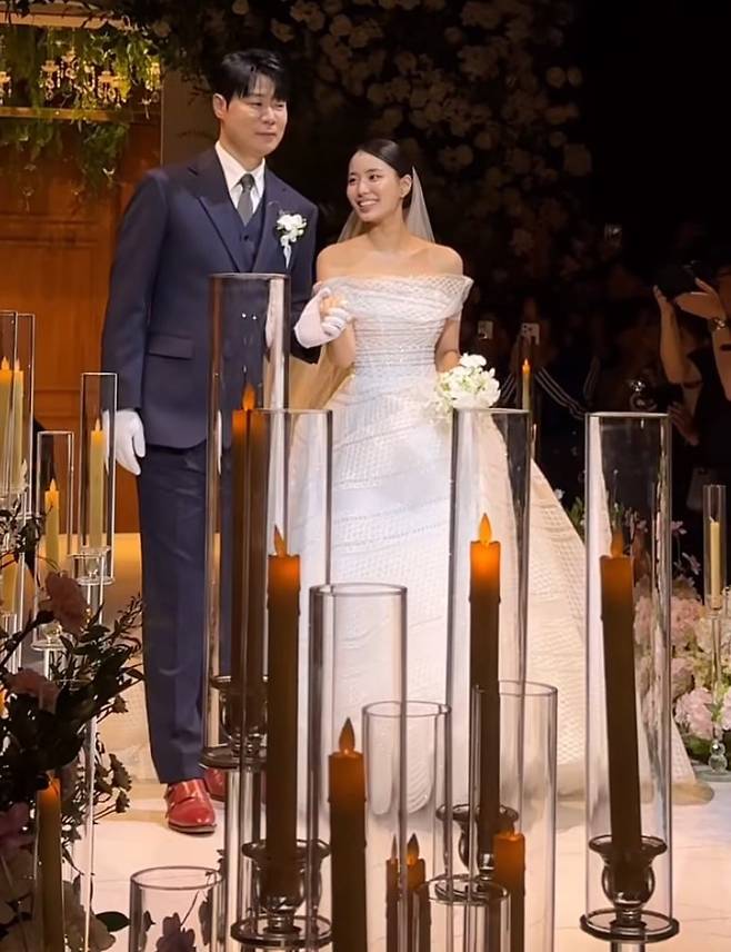 딸 최연수의 손을 잡고 버진로드를 걷는 최현석 셰프 /사진=최연수 SNS 캡처