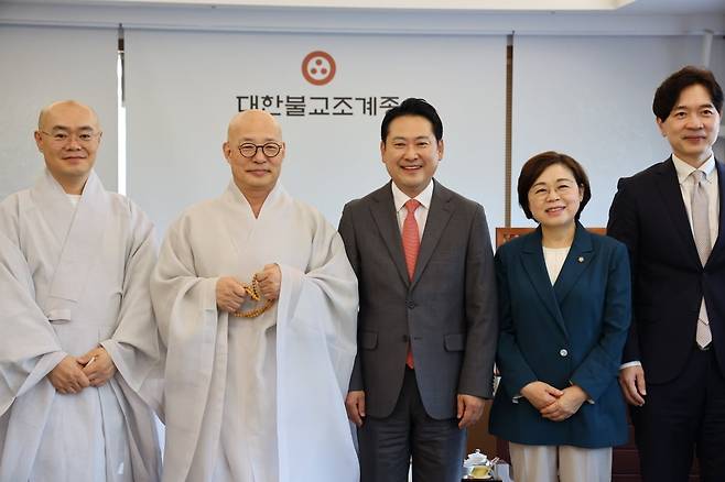 장동혁 국민의힘 대표가 22일 서울 종로구 조계사를 방문, 대한불교조계종 총무원장 진우스님을 예방, 기념 촬영을 하고 있다. /사진=뉴스1