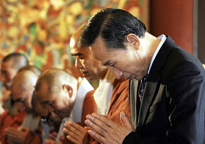 지난 2008년 5월 16일 서울 종로구 조계사 대웅전에서 열린 한국불교지도자 신년하례법회에 참석한 이명박 대통령 당선인이 합장을 하고 있다. /사진=연합뉴스