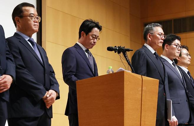 조좌진 롯데카드 대표이사가 18일 서울 중구 부영태평빌딩 컨벤션홀에서 열린 언론 브리핑에서 롯데카드 대규모 해킹 사고 관련 대국민 사과문을 발표하고 있다./2025.9.18. 김범준 기자