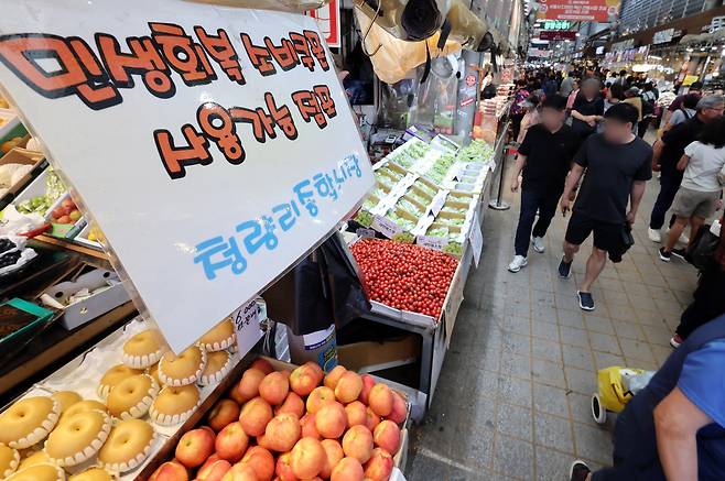 2차 민생 회복 소비쿠폰 지급을 하루 앞둔 21일 서울 동대문구 청량리 종합시장에 민생 회복 소비쿠폰 사용 가능 안내문이 붙어 있다. 연합뉴스