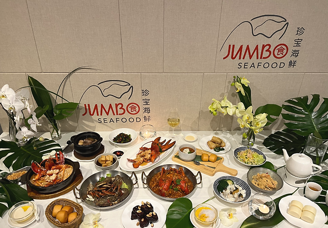 싱가포르 씨푸드 레스토랑 점보씨푸드의 대표 메뉴인 칠리크랩과 블랙페퍼크랩을 비롯한 다양한 메뉴들.