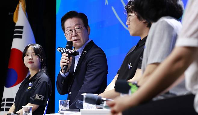 이재명 대통령이 19일 서울 마포구 구름아래 소극장에서 열린 2030 청년 소통·공감 토크콘서트에서 발언하고 있다. 대통령실통신사진기자단. 연합뉴스