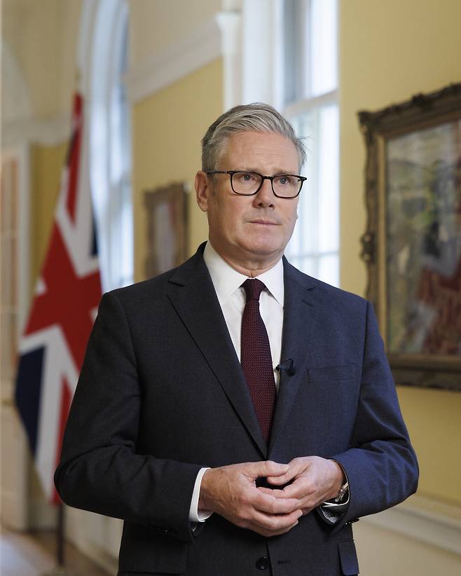 19일(현지시간) 영국 런던에서 키어 스타머 영국 총리가 팔레스타인 국가 승인과 관련한 영국 정부 성명을 발표하는 영상 메시지를 녹화하는 모습. 이 사진은 21일 배포됐다. EPA연합뉴스