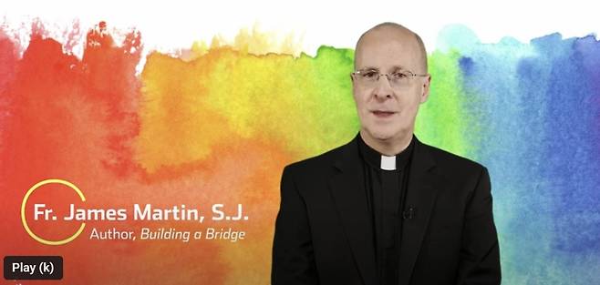 제임스 마틴 신부가 성소수자를 상징한 무지개를 배경으로  ‘LGBT 사목에 관한 5가지 공통 질문’을 주제로 이야기하고 있다. 출처: 예수회 리뷰 유튜브