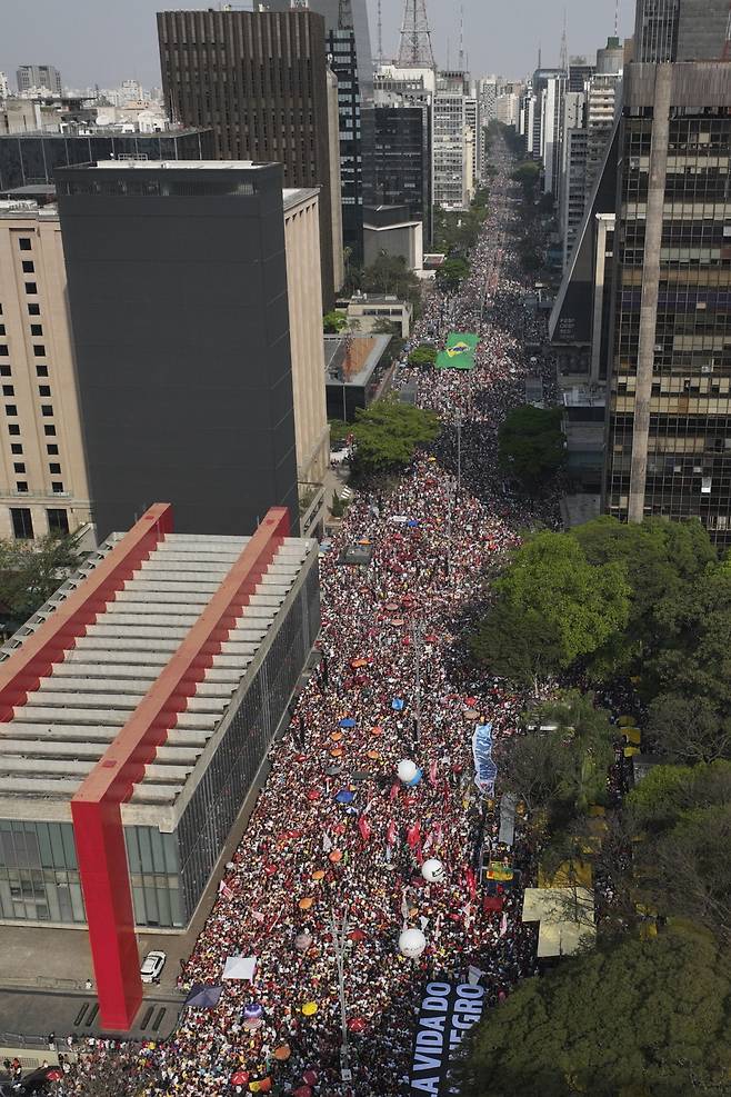 브라질 상파울루 수만명 시위 행렬 브라질 시민들이 21일(현지시간) 상파울루에서 자이르 보우소나루 전 대통령의 사면 가능성을 높이는 법안에 반대하는 시위를 하고 있다. AP연합뉴스