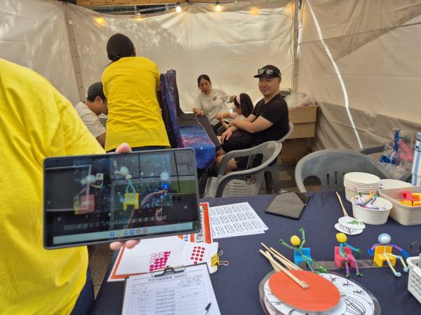 21일 부산 남포동 BIFF광장에 마련된 부산과학문화거점센터의 영화원리 체험부스 현장. 부산과학기술협의회 제공