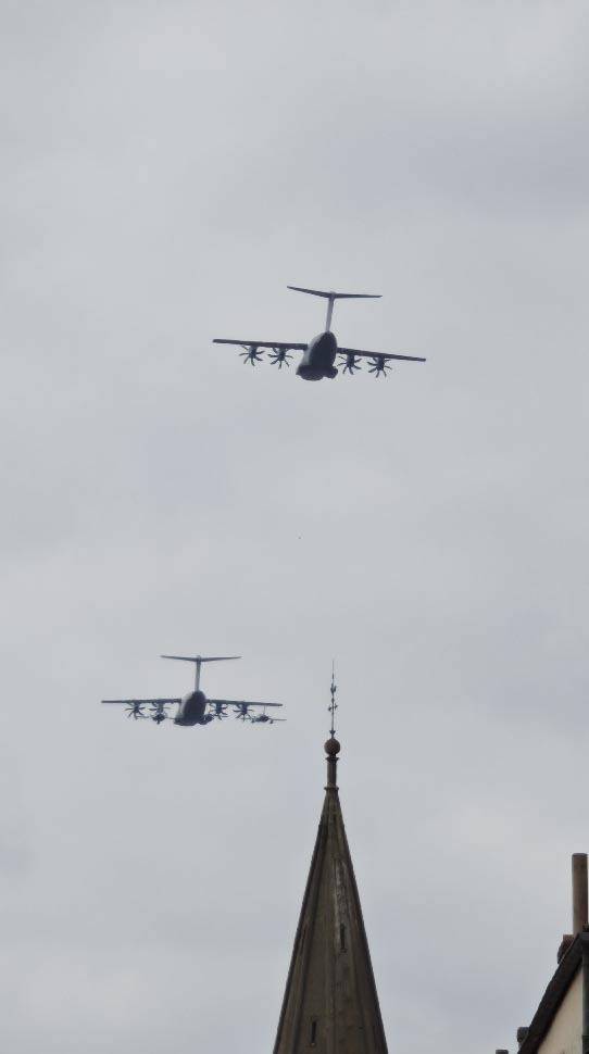 유럽의 우주항공 수도로 불리는 툴루즈에서 에어쇼가 펼쳐졌다. 항공기들이 편대를 이뤄 비행하는 모습. 정옥재 기자