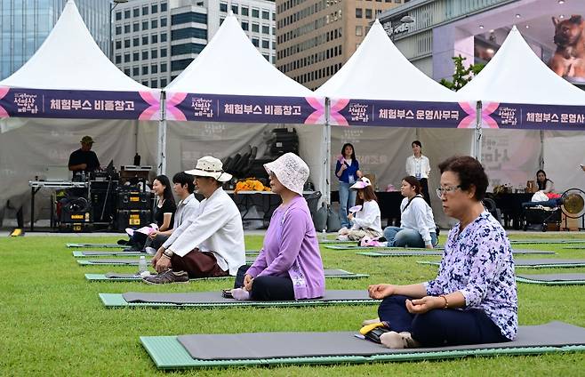 Participants take part in a Seon meditation session during the Happy Barami Seon Meditation Festa held at Gwanghwamun Square on Saturday. (Lee Sang-sub/The Korea Herald)