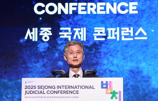 조희대 대법원장이 22일 서울 중구 신라호텔에서 열린 ‘2025 세종 국제 콘퍼런스’ 개회식에서 개회사를 하고 있다. 연합뉴스