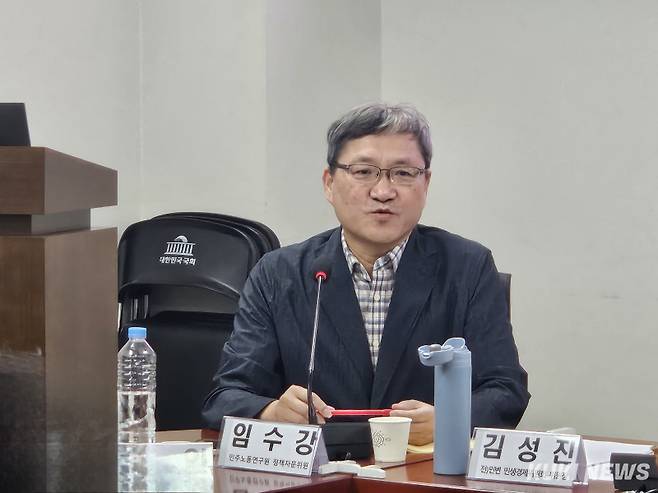 임수강 민주노동연구원 정책자문위원이 22일 오후 서울 여의도 국회 의원회관에서 열린 ‘서민금융 지원제도 개선방안 모색’ 토론회에서 기조 발제를 진행하고 있다. 최은희 기자