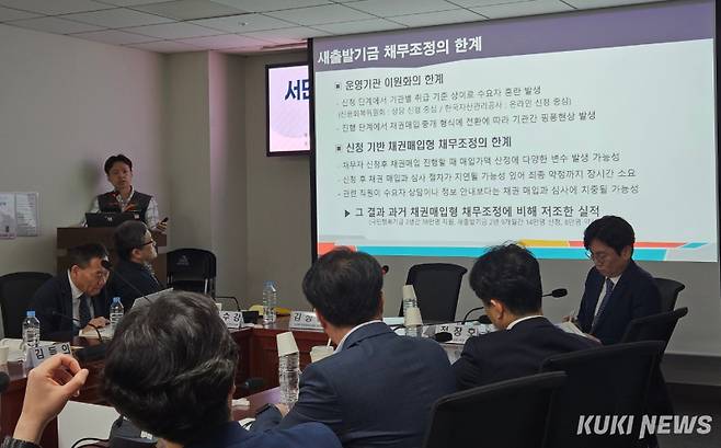 정장호 전국사무금융서비스노동조합 신용회복위원회지부 지부장이 22일 오후 서울 여의도 국회 의원회관에서 열린 ‘서민금융 지원제도 개선방안 모색’ 토론회에서 기조 발제를 진행하고 있다. 최은희 기자