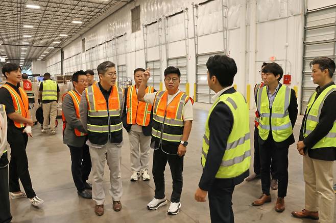강병구 롯데글로벌로지스 대표이사(가운데)가 지난 16일(미국 현지시간) DFW 풀필먼트센터 현장을 시찰하고 있다. 롯데글로벌로지스 제공&nbsp;