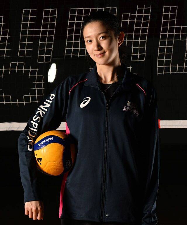 흥국생명 유니폼을 입은 이다현이 17일 경기 용인시 흥국생명연수원 체육관에서 배구공을 옆구리에 낀 채 정면을 바라보고 있다. 용인=최현규 기자