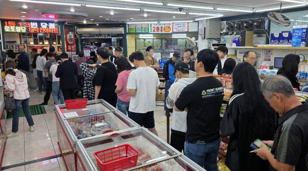 인천 부평구의 한 복권판매점 안에도 복권을 사러 온 사람들 20분째 줄을 서고 있다. 장민재기자