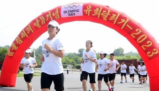 2023년 북한 평양에서 '올림픽의 날'을 맞아 달리기를 하는 모습