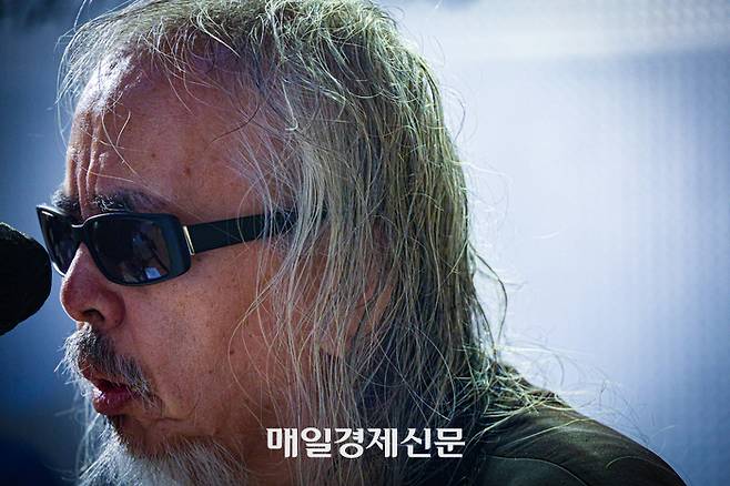 ‘행진’ ‘돌고 돌고 돌고’ ‘걱정 말아요, 그대’ 등 수많은 명곡을 만들고 부른 한국 대중음악계 거목 전인권. 그가 보컬로 활약한 밴드 들국화의 1집이 1985년 발매돼 올해 40주년을 맞았다. 이충우 기자