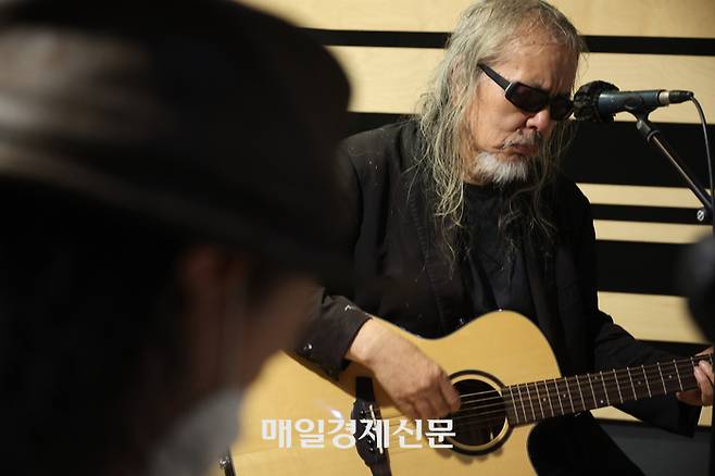 20~21일 ‘들국화·전인권 40주년 콘서트 - 마지막 울림’을 앞두고 어쿠스틱 기타를 치며 밴드 멤버들과 합주 연습하는 전인권. 이충우 기자