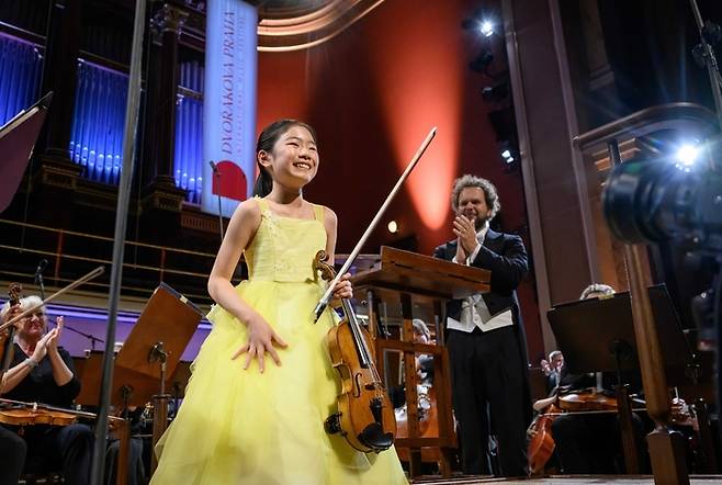 지난 13일(현지시간) 체코 프라하에서 열린 제59회 안토닌 드보르작 국제 청소년 라디오콩쿠르 결선에서 차이콥스키 바이올린 협주곡을 연주한 후 관객에게 인사하는 김연아. 사진=코코클래식·(c)Petra Hajska