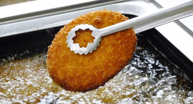 일본 효고현 다카사고시의 정육점 아사히야에서 판매 중인 고로케. [사진 = CNN]