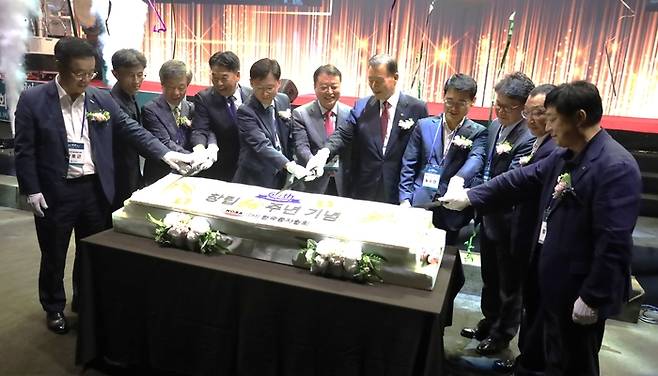 지난 18일 대전 호텔 ICC에서 개최된 한국종자협회 창립 60주년 기념행사에서 주요 참석자들이 축하 떡을 자르고 있다.<사진제공=한국종자협회>