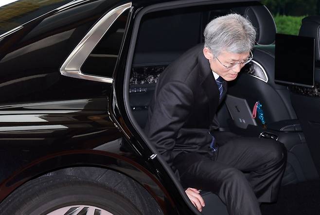 조희대 대법원장이 19일 서울 서초구 대법원으로 출근하고 있다. [사진 = 연합뉴스]