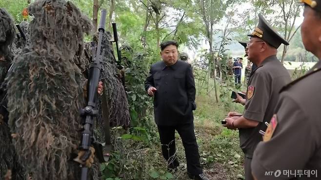 김정은 북한 노동당 총비서 겸 국무위원장이 지난달 27일 조선인민군(북한군) 총참모부직속 특수작전 훈련기지를 방문해 저격수 구분대와 특수작전 구분대 훈련실태를 점검했다고 조선중앙TV가 28일 보도했다. / 사진=뉴시스(조선중앙TV)