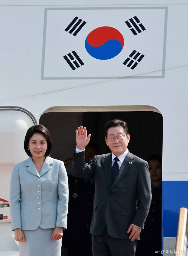 [성남=뉴시스] 고범준 기자 = 이재명 대통령과 김혜경 여사가 제80차 유엔총회 참석차 미국 뉴욕을 방문하기 위해 22일 경기 성남 서울공항에 도착해 공군 1호기에 탑승하며 인사하고 있다. 2025.09.22. bjko@newsis.com /사진=고범준