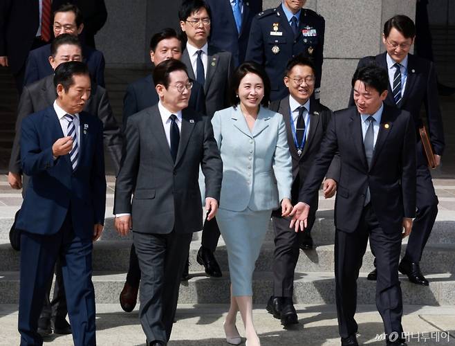 [성남=뉴시스] 고범준 기자 = 이재명 대통령과 김혜경 여사가 제80차 유엔총회 참석차 미국 뉴욕을 방문하기 위해 22일 경기 성남 서울공항에 도착해 공군 1호기에 탑승하기 위해 이동하고 있다. 2025.09.22. bjko@newsis.com /사진=고범준