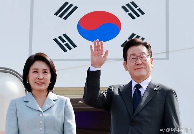 [성남=뉴시스] 최동준 기자 = 유엔 총회에 참석하는 이재명 대통령이 22일 경기 성남 서울공항에서 김혜경 여사와 출국하며 인사하고 있다. 2025.09.22. photocdj@newsis.com /사진=최동준