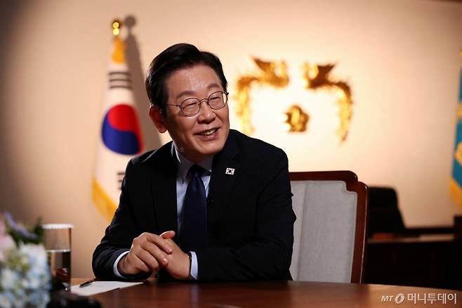 (서울 로이터=뉴스1) 류정민 특파원 = 이재명 대통령이 지난 19일(현지시간) 용산 대통령실에서 로이터 통신과 인터뷰하며 미국과의 무역협상, 조지아주 한국인 근로자 구금사태 등에 대한 견해를 밝히고 있다. 2025.09.21. ⓒ 로이터=뉴스1 Copyright (C) 뉴스1. All rights reserved. 무단 전재 및 재배포, AI학습 이용 금지. /사진=(서울 로이터=뉴스1) 류정민 특파원