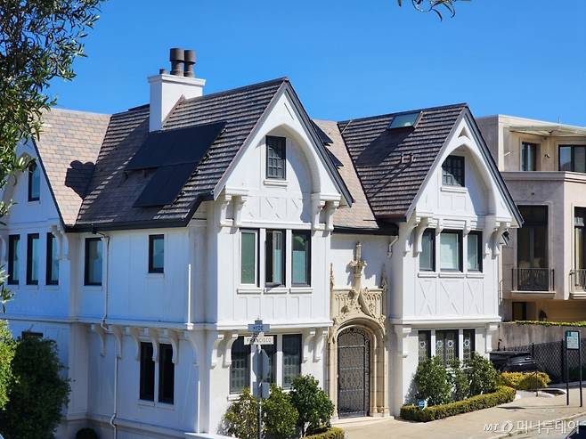 미국 샌프란시스코 도심가 주택 지붕에 달린 태양광 패널 /사진=김지현