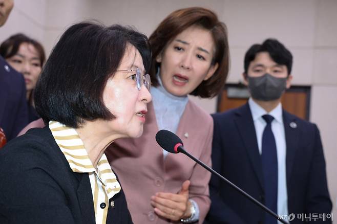 (서울=뉴스1) 신웅수 기자 = 나경원 국민의힘 의원이 22일 서울 여의도 국회 법제사법위원회에서 열린 검찰개혁 입법청문회에서 퇴장 명령을 한 추미애 위원장에게 항의하고 있다. 2025.9.22/뉴스1  Copyright (C) 뉴스1. All rights reserved. 무단 전재 및 재배포,  AI학습 이용 금지. /사진=(서울=뉴스1) 신웅수 기자