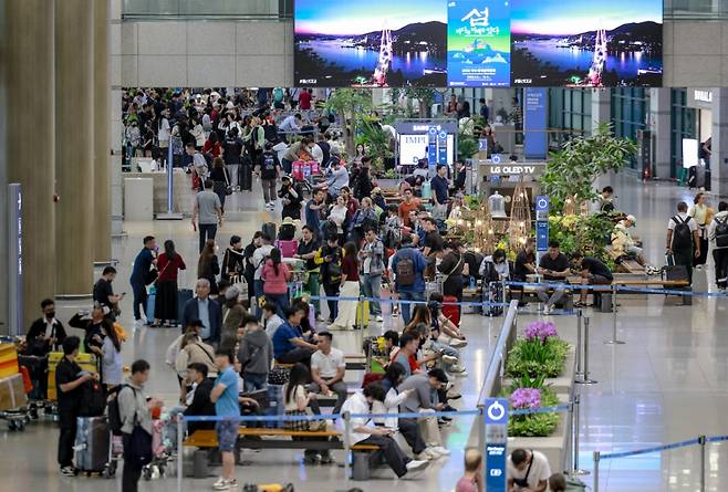22일 인천국제공항 1터미널 입국장이 사람들로 붐비고 있다./사진=뉴시스
