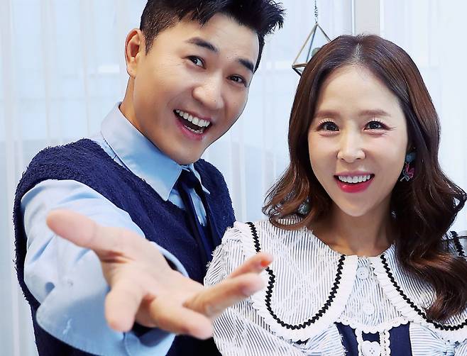 그룹 코요태 리더 김종민이 KBS 2TV  '사장님 귀는 당나귀 귀'에 출연해 "결혼하고 나서 책임감이 강해졌다"고 밝혔다. 사진은 2023년 10월3일 쿄요태 멤버 김종민(왼쪽), 신지가  당시 창간 19주년을 맞이한 스타뉴스와의 인터뷰를 진행한 모습. /사진=스타뉴스