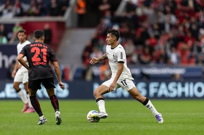 뮌헨글라트바흐 옌스 카스트로프가 선발 데뷔전에서 좋은 평가를 받았다. 사진은 22일(한국시각) 독일 레버쿠젠  바이 아레나에서 열린 2025-26시즌 독일 분데스리가 4라운드 바이어 레버쿠젠과의 경기에서 선발 데뷔전을 가진 카스트로프의 모습. /사진=카스트로프 인스타그램 캡처