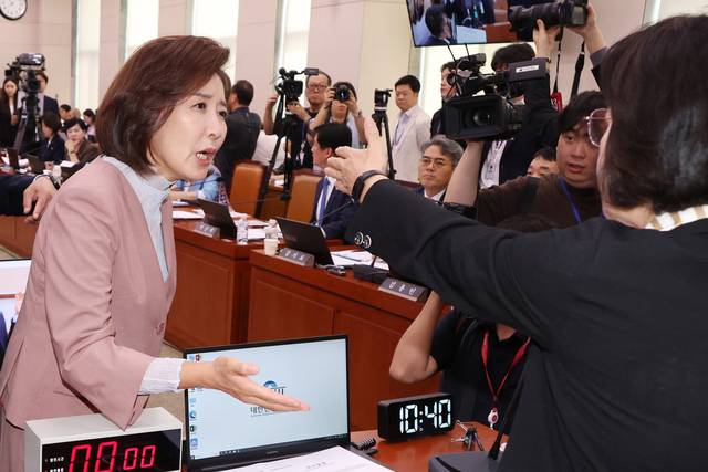 22일 서울 여의도 국회 법제사법위원회에서 열린 ‘건진법사 관봉권 띠지’ 분실 관련 검찰개혁 입법청문회에서 국민의힘 나경원 의원 등 위원들이 추미애 위원장의 질서유지권 발동 등에 항의하고 있다.  연합뉴스