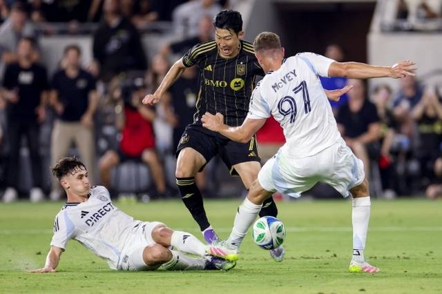 MLS 경기 도중 상대 수비수 사이를 돌파하는 LA FC의 손흥민(가운데). AP뉴시스