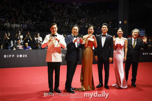 '어쩔수가없다' 배우 이병헌, 이성민, 염혜란, 박희순, 손예진, 박찬욱 감독(왼쪽부터)/게티이미지 코리아